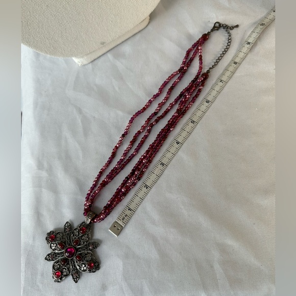 Triple strand pink fuchsia bead and pendant necklace - Picture 4 of 7